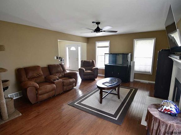 4th image of 11 Maxwell Dr