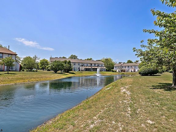 4th image of 689 E Lake Front Cir #689