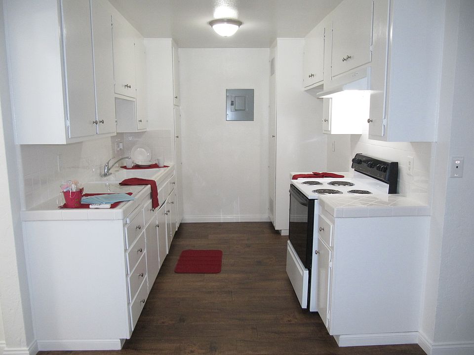 Kitchen w/ Electric Stove