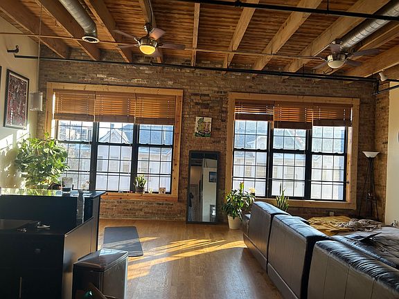 2nd image of 1049 N Paulina St APT 3D