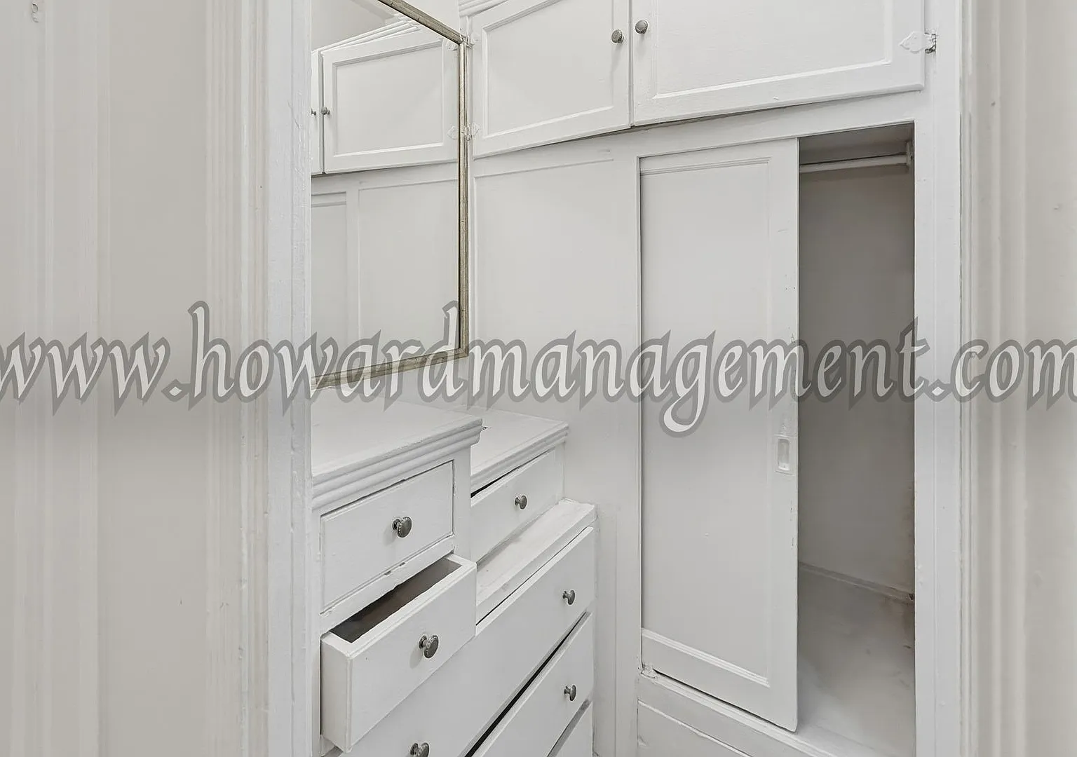 Wilshire Mediterranean Apartments — Photo 3