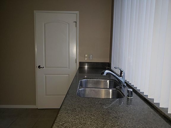 4th image of 466 W 50th St