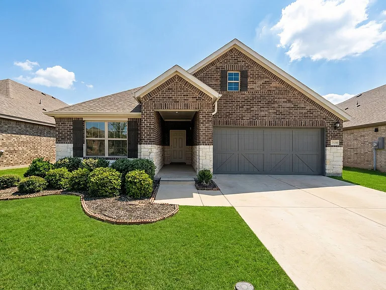 2704 Rambling Rd — Photo 1