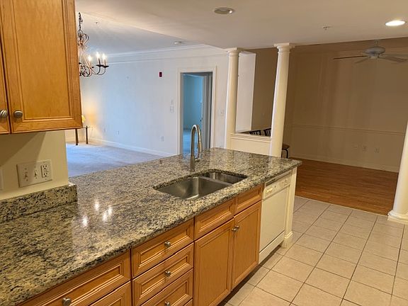 5th image of 1214 Emerald Ct Unit 1214