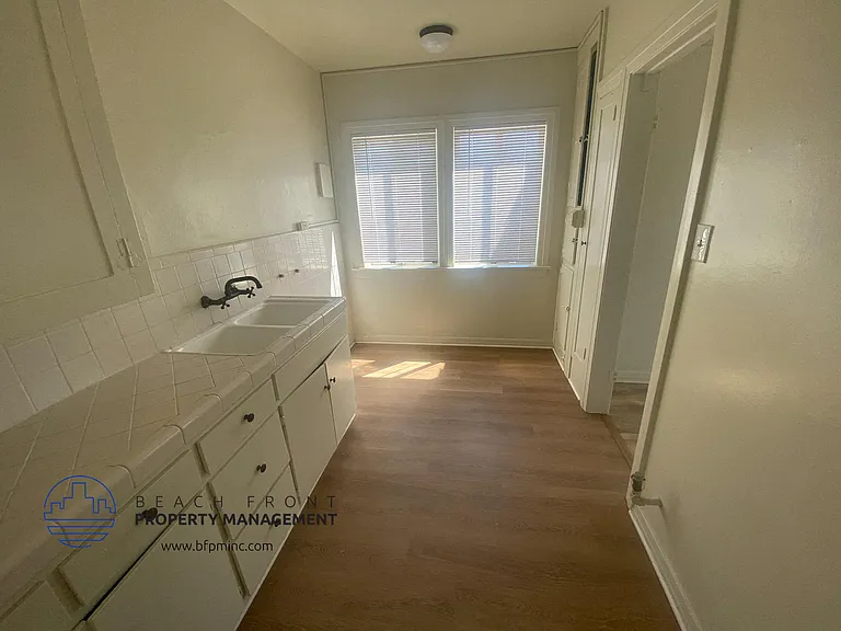 566 W 17th St — Photo 2