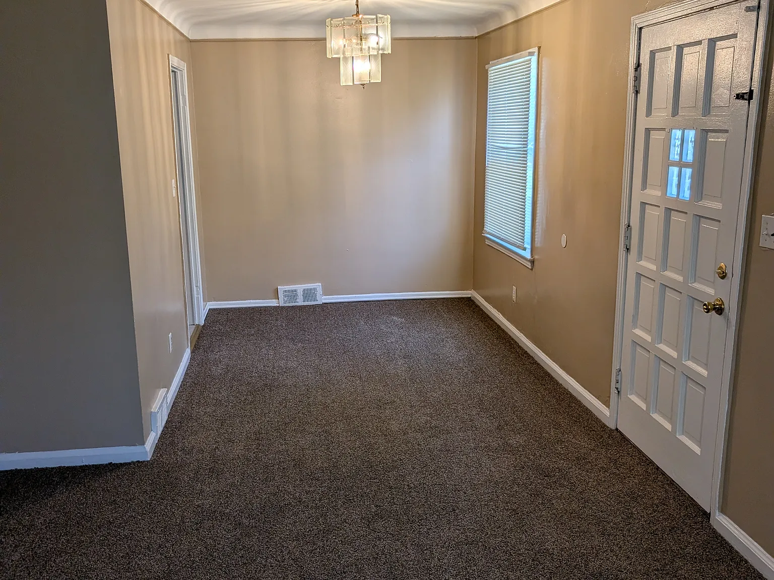 3 bed, 1060 sqft, $1,760 — Photo 2