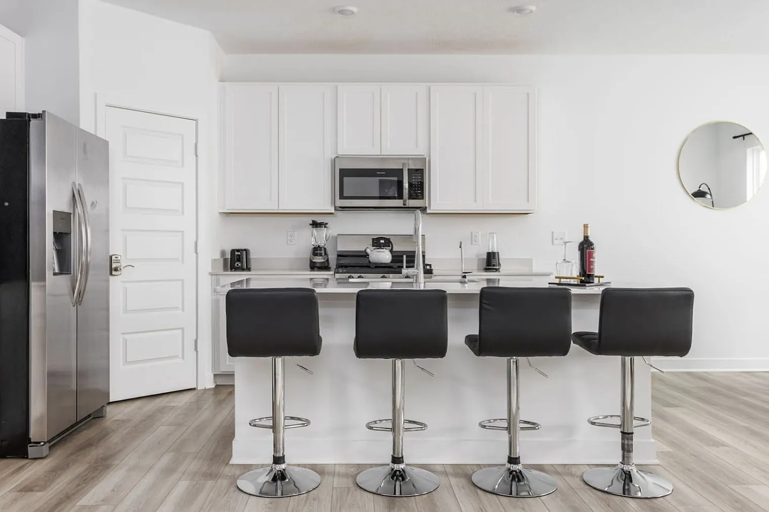 3 bed, 2.0 bath, 1808 sqft, $3,061 — Photo 2