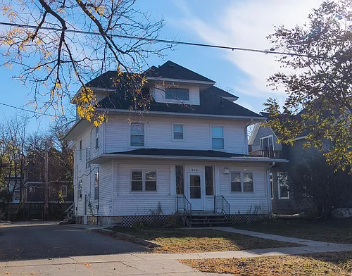 818 Center St W Photo 1