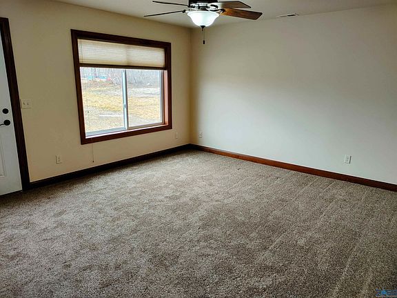 5th image of 502 Silver Creek Cir
