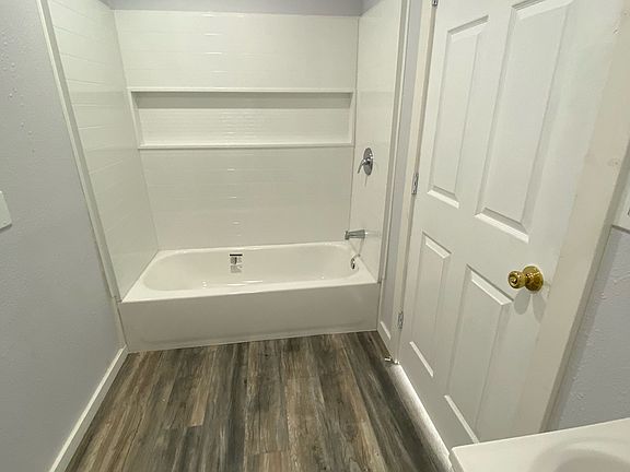 4th image of 505 N Railroad St