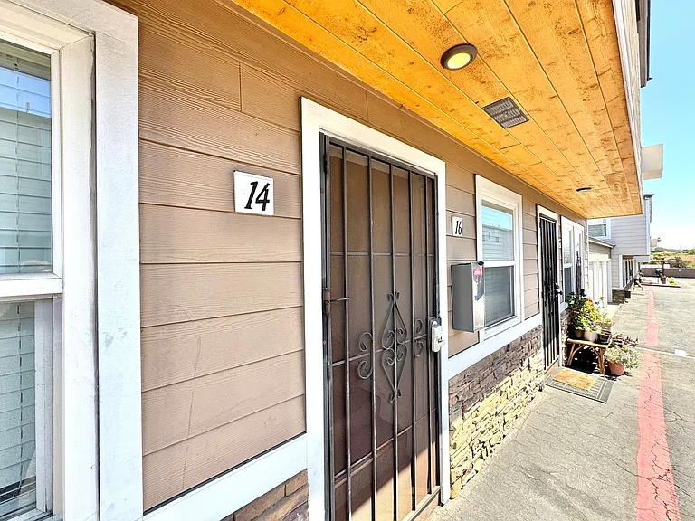 Ayana Apartments — Photo 42