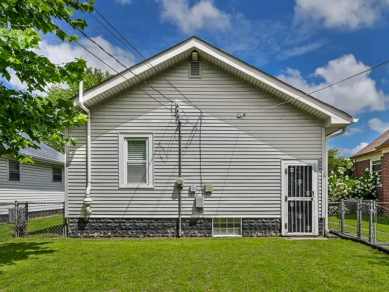 957 E Yoke St — Photo 3