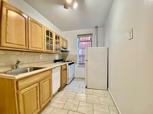 2nd image of 175 Pinehurst Ave APT 2E