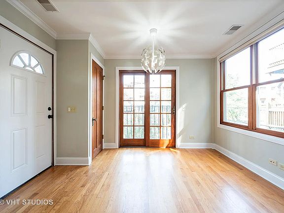 5th image of 658 W Aldine Ave #2