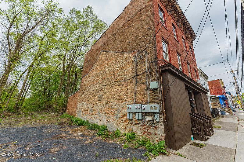2nd image of 18 Second Avenue