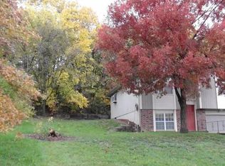 9814 Red Oak Ln, Parkville, MO 64152