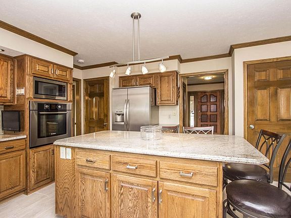 5th image of 210 Granby Pl W