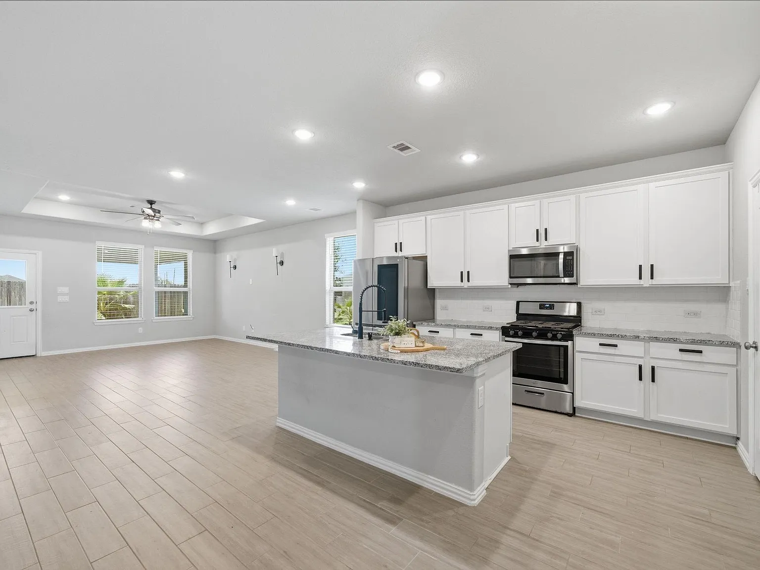 3 bed, 2.0 bath, 1809 sqft, $2,200 — Photo 4