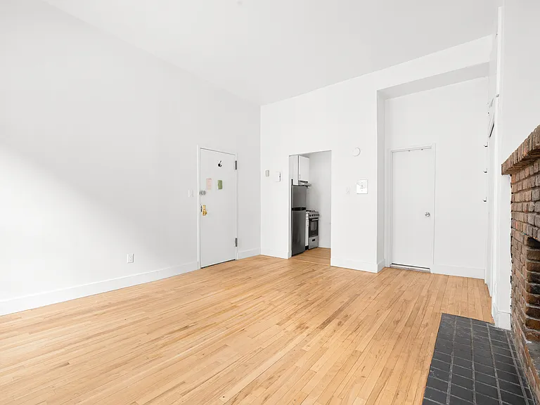 341 W 19th St #B — Photo 4