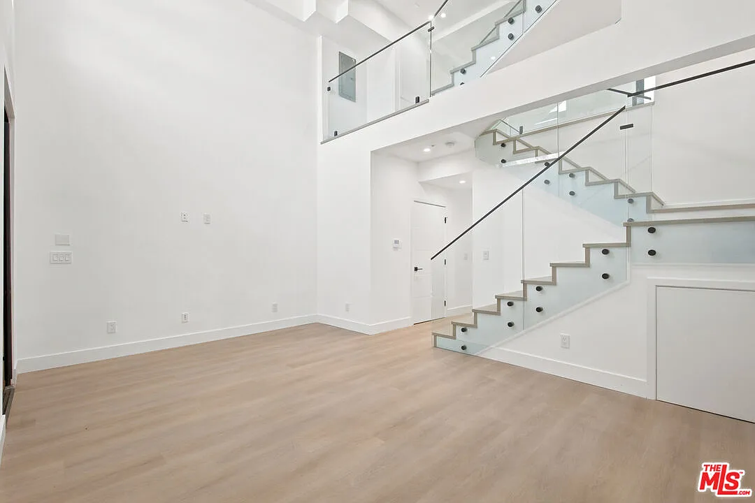 2 bed, 2.5 bath, 1700 sqft, $5,995 — Photo 3