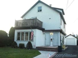 50 Flower St, Hicksville, NY 11801
