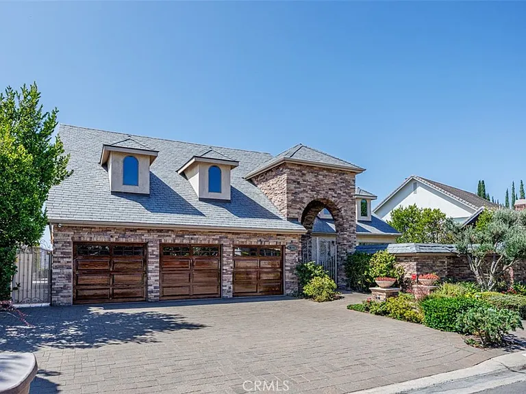 9772 Crestview Cir — Photo 1
