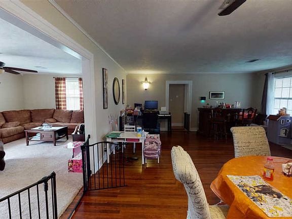 2nd image of 2534 Gladys Ave