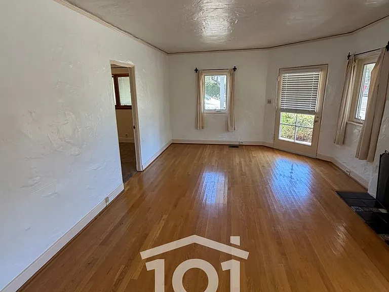 635 E Victoria St — Photo 4