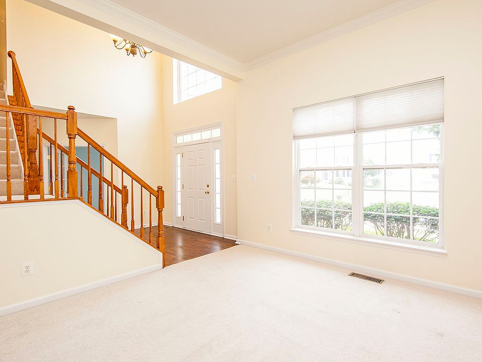 1st image of 105 Sitlingtons Hill Ct