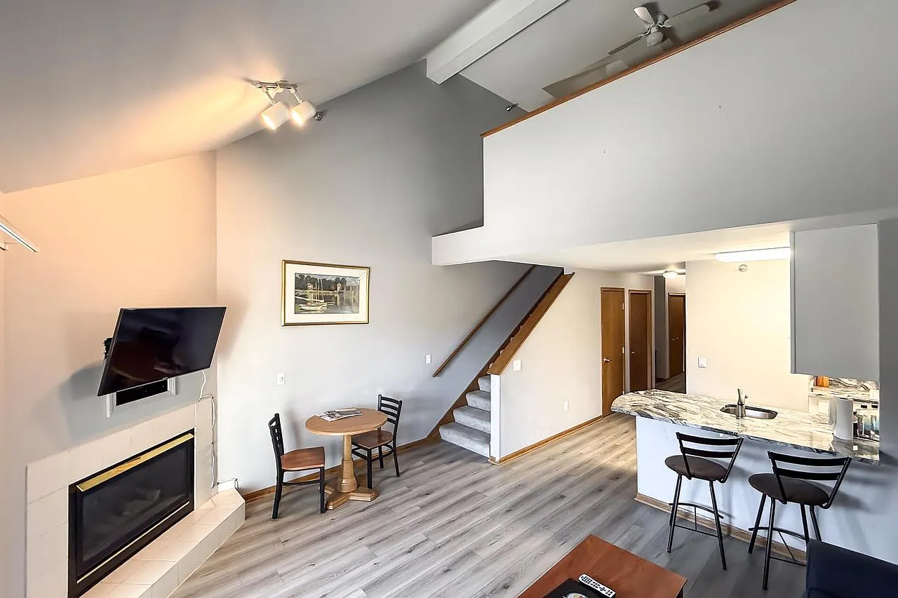 111 Center STREET #403 photo 1