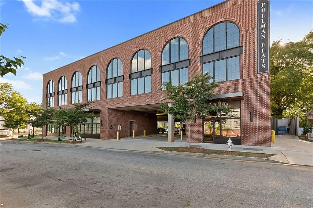 1 bed, 1.0 bath, 804 sqft, $1,950 — Photo 2