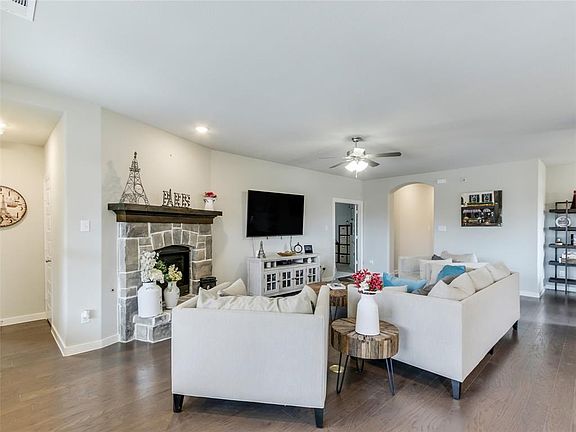 4th image of 829 Glen Crossing Dr