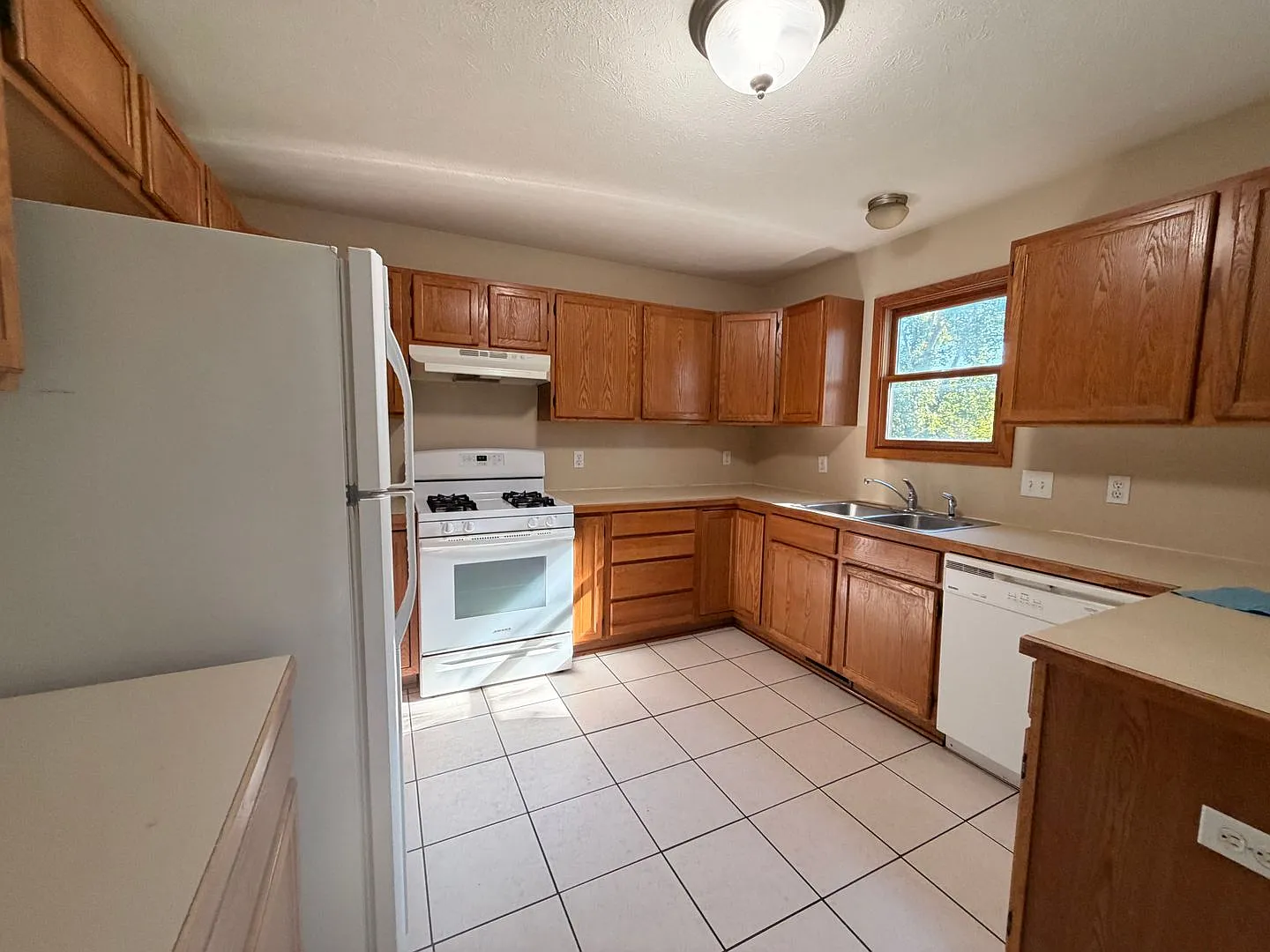 Charming 3 Bedroom - 3 Bathroom Duplex! — Photo 4