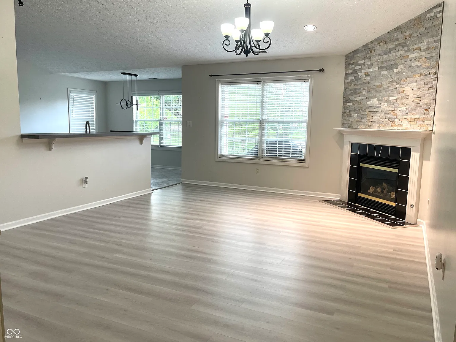 3 bed, 2.0 bath, 1583 sqft, $2,150 — Photo 2