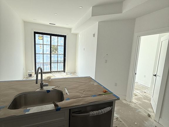 4th image of 700 Parker St #2