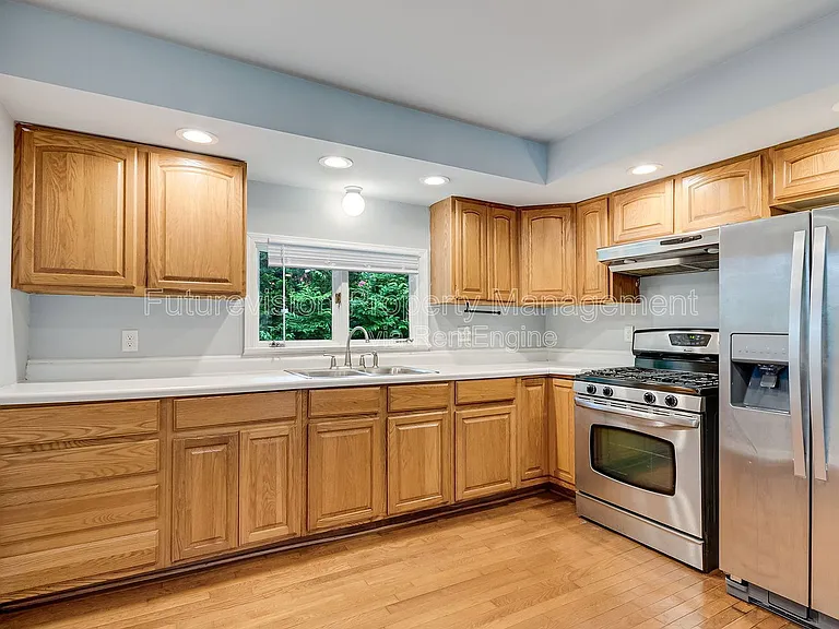 122 N Hamilton St — Photo 5