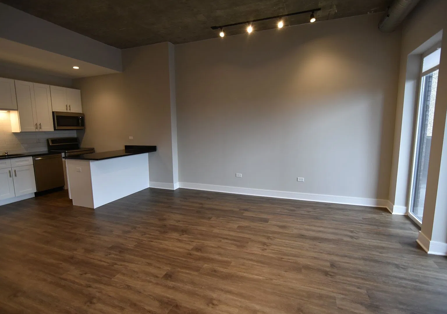1 bed, 1.0 bath, 828 sqft, $3,100 — Photo 2