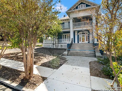 702 W French Pl Photo 1