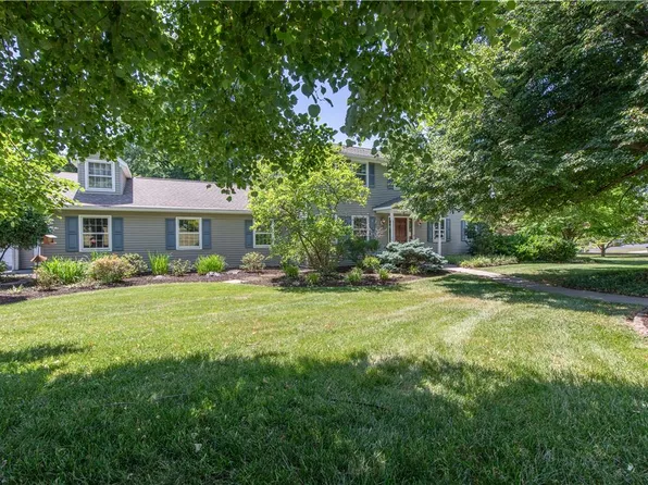 3325 Green Meadow Dr, Bethlehem, PA 18017
