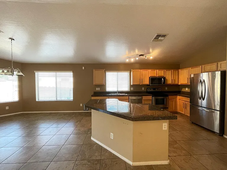 402 E Jasper Dr — Photo 4