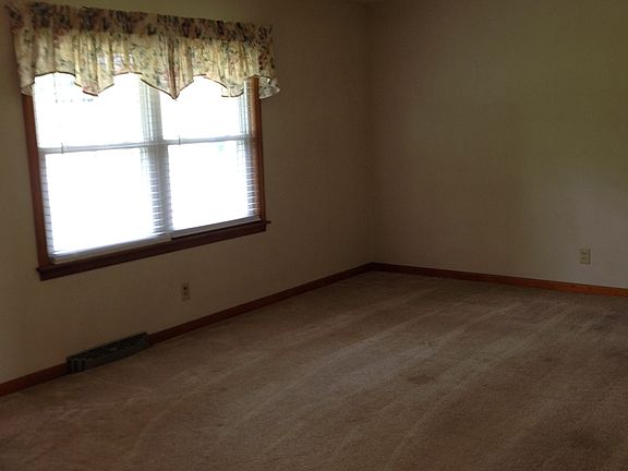 Living room 21'9" x 12'