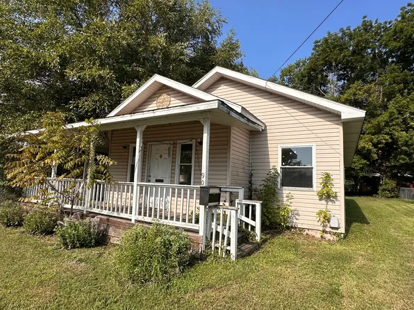 905 N McLeansboro St, Benton, IL 62812