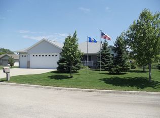 35 E Brook Ave, Morris, MN 56267