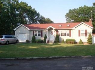 25 Peekskill Ave, Medford, NY 11763