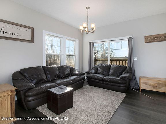 2nd image of 575 Oakwood Dr