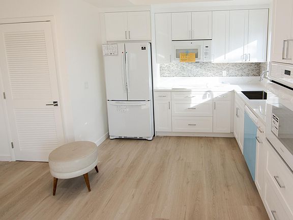 2nd image of 1187 Crenshaw Blvd #108A