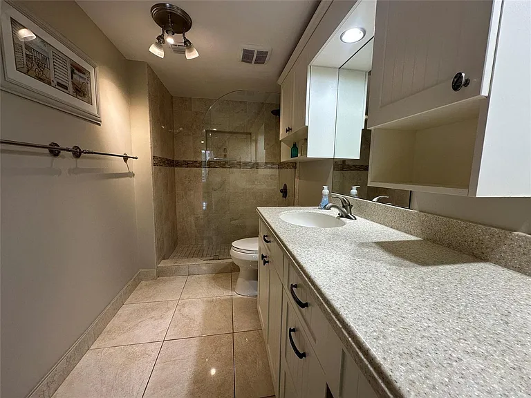 17801 N Bay Rd #212 — Photo 23