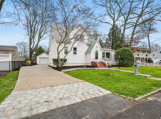 428 Oak Neck Rd, West Islip, NY 11795