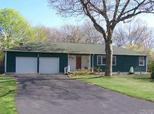 110 Dawn Dr, Shirley, NY 11967