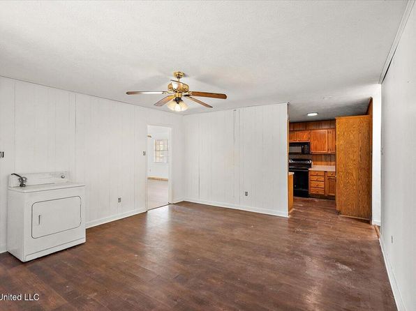 2710 Charleston Dr, Jackson, MS 39212